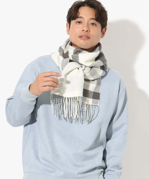 a.v.v(アーヴェヴェ)の「【プレゼントに人気】リバーシブルチェックマフラー(マフラー・メンズ・ネイビー/アイボリー・46)」の1枚目の写真