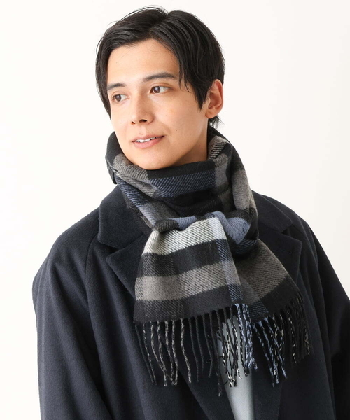 a.v.v(アーヴェヴェ)の「【プレゼントに人気】リバーシブルチェックマフラー(マフラー・メンズ・ネイビー/アイボリー・46)」の11枚目の写真