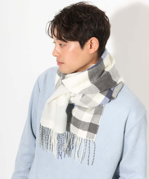 a.v.v(アーヴェヴェ)の「【プレゼントに人気】リバーシブルチェックマフラー(マフラー・メンズ・ネイビー/アイボリー・46)」の18枚目の写真