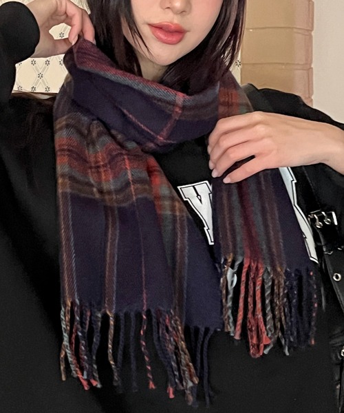 by muni:r（バイ ムニール）の「デイリーポイントチェックマフラー（マフラー・レディース・ベージュ/ネイビー/レッド・ONE SIZE）」の2枚目の写真