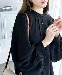 大人映えするしなやかな素材感。前後2wayボリューム袖シャツブラウス