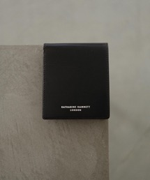 KATHARINE HAMNETT LONDON （キャサリンハムネットロンドン）の「KATHARINE HAMNETT LONDON/キャサリンハムネットロンドン CALF イタリアンカーフレザー二つ折り縦型コンパクトウォレット（財布・レディース）」