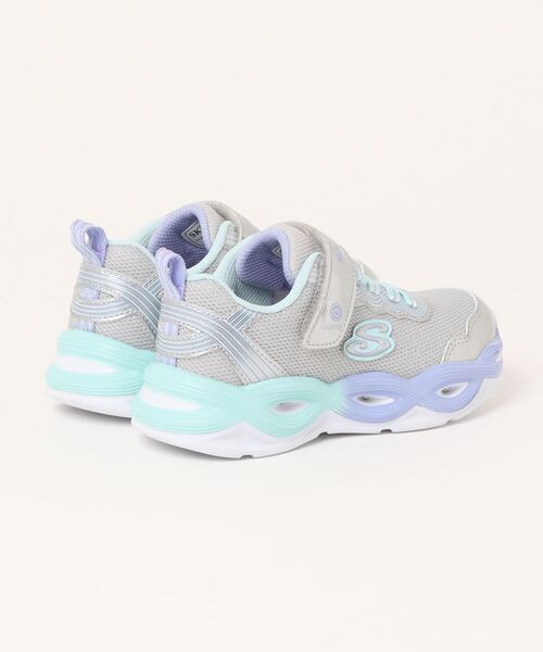 SKECHERS(スケッチャーズ)の「SKECHERS スケッチャーズ S LIGHTS-TWISTY GLOW【光る靴/オンオフボタン付き/軽量】キッズスニーカー(Sライツツイスティーグロウ) 303717L(スニーカー・キッズ・シルバー系その他/パープル系その他/ブラック系その他・21.0cm/20.5cm/20.0cm/19.5cm/19.0cm/18.5cm/18.0cm/17.5cm/17.0cm)」の4枚目の写真