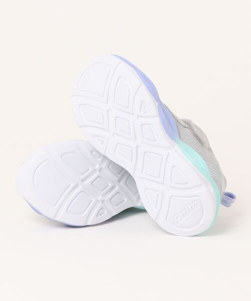 SKECHERS(スケッチャーズ)の「SKECHERS スケッチャーズ S LIGHTS-TWISTY GLOW【光る靴/オンオフボタン付き/軽量】キッズスニーカー(Sライツツイスティーグロウ) 303717L(スニーカー・キッズ・シルバー系その他/パープル系その他/ブラック系その他・21.0cm/20.5cm/20.0cm/19.5cm/19.0cm/18.5cm/18.0cm/17.5cm/17.0cm)」の5枚目の写真