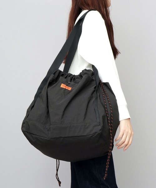UNIVERSAL OVERALL(ユニバーサルオーバーオール)の「撥水ナイロン 大容量 ワンショルダー 巾着 トートバッグ 信玄武道バッグ Lサイズ(トートバッグ・メンズ・ブラック/ブラウン/グレー/カーキ・FREE)」の10枚目の写真