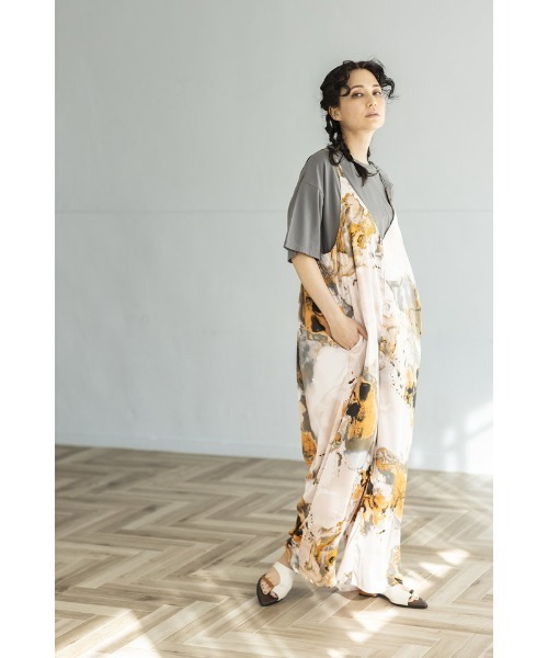 OSMOSIS（オズモーシス）の「イレギュラーヘムTシャツ（Tシャツ/カットソー・レディース・グレー/ブラック/ホワイト/キャメル・ONE SIZE）」の6枚目の写真