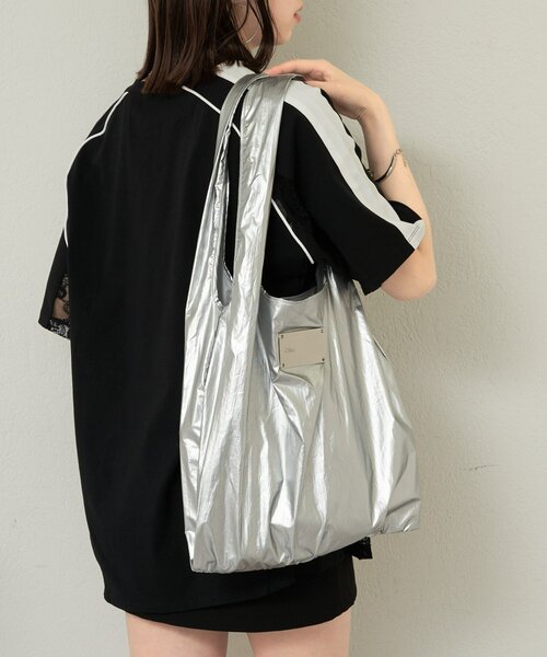 Chico（チコ）の「メタリックロゴマルシェトート（トートバッグ・レディース・ブルー/シルバー/ピンク/ホワイト/ネイビー・FREE）」の5枚目の写真