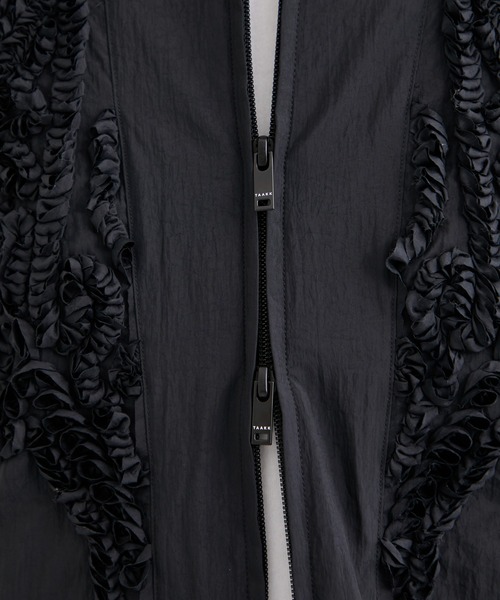 TAAKK（ターク）の「【TAAKK/ターク】TAPE EMBROIDERY WIND BREAKER（ブルゾン・メンズ・ブラック/グレー・2/3）」の12枚目の写真
