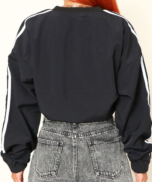 GORGE(ゴージ)の「《クロップド丈×スポーティ》レディース ナイロン ドローコード トップス ロゴ入り 春秋(その他トップス・レディース・ブラック/カーキ/ネイビー・F)」の4枚目の写真