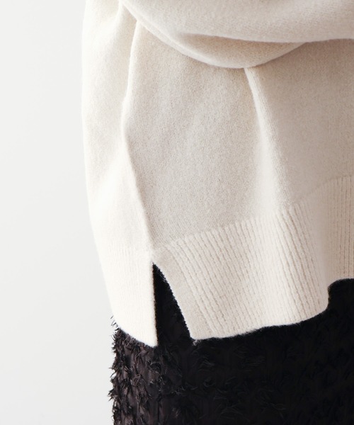 AMERICAN HOLIC（アメリカンホリック）の「カーブVネックニットプルオーバー（ニット/セーター・レディース・グリーン/モカ/アイボリー/チャコールグレー・M/L）」の9枚目の写真