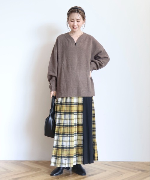 AMERICAN HOLIC（アメリカンホリック）の「カーブVネックニットプルオーバー（ニット/セーター・レディース・グリーン/モカ/アイボリー/チャコールグレー・M/L）」の17枚目の写真