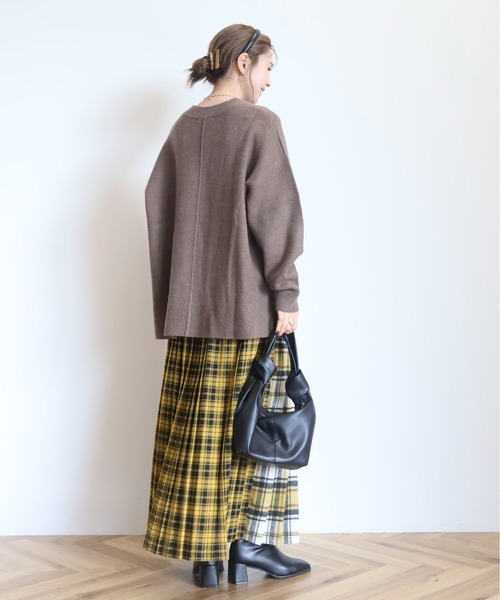 AMERICAN HOLIC（アメリカンホリック）の「カーブVネックニットプルオーバー（ニット/セーター・レディース・グリーン/モカ/アイボリー/チャコールグレー・M/L）」の18枚目の写真