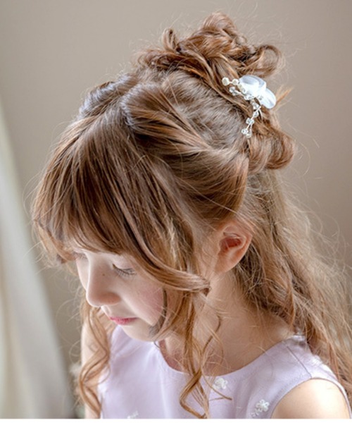 Catherine Cottage(キャサリンコテージ)の「オーガンジーフラワーUピン 2本セット(ヘアピン・キッズ・ホワイト・FREE)」の2枚目の写真