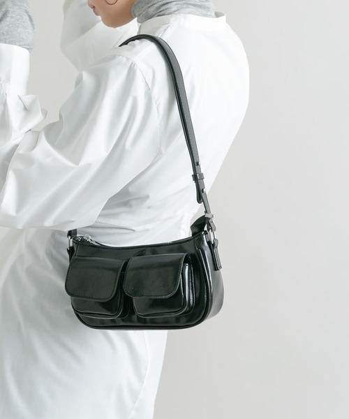 KBF（ケイビーエフ）の「アウトポケットショルダーBAG（ショルダーバッグ・レディース・シルバー/ブラック・ONE）」の4枚目の写真