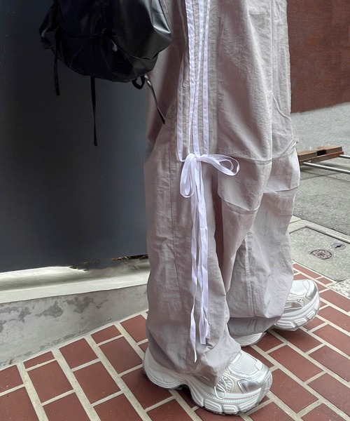 VICKY（ビッキー）の「サイドライントラックパンツ《洗濯機で洗える》（その他パンツ・レディース・パープル/ライトグレー・M）」の8枚目の写真