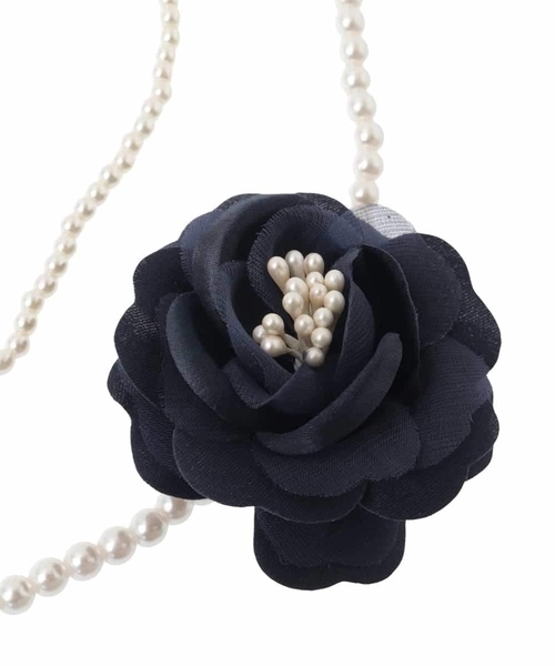 a.v.v（アーヴェヴェ）の「コサージュ付き二連ネックレス（ネックレス・レディース・ベージュ/ネイビー・38）」の5枚目の写真