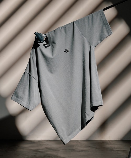 UMBRO（アンブロ）の「UMBRO/アンブロ 別注 UMBRO ピグメントクルーネックTシャツ(限定展開)（Tシャツ/カットソー・メンズ・オフホワイト/ブラウン/グレー/ブラック・MEDIUM/LARGE）」の4枚目の写真