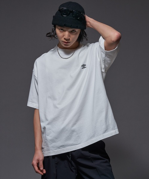 UMBRO（アンブロ）の「UMBRO/アンブロ 別注 UMBRO ピグメントクルーネックTシャツ(限定展開)（Tシャツ/カットソー・メンズ・オフホワイト/ブラウン/グレー/ブラック・MEDIUM/LARGE）」の2枚目の写真