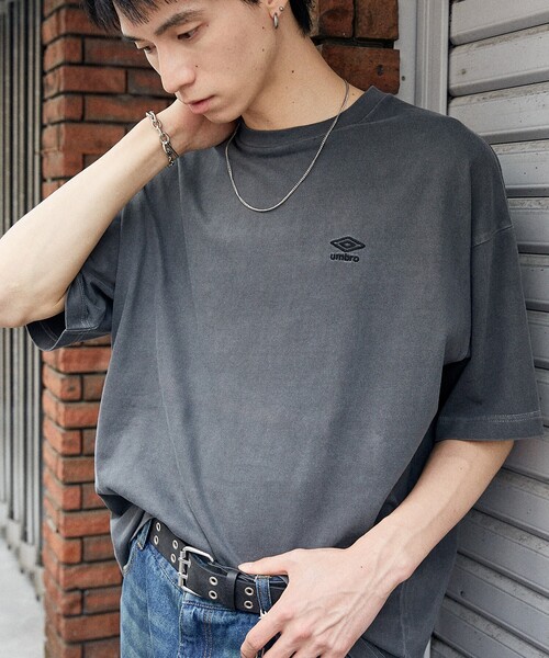 UMBRO（アンブロ）の「UMBRO/アンブロ 別注 UMBRO ピグメントクルーネックTシャツ(限定展開)（Tシャツ/カットソー・メンズ・オフホワイト/ブラウン/グレー/ブラック・MEDIUM/LARGE）」の3枚目の写真