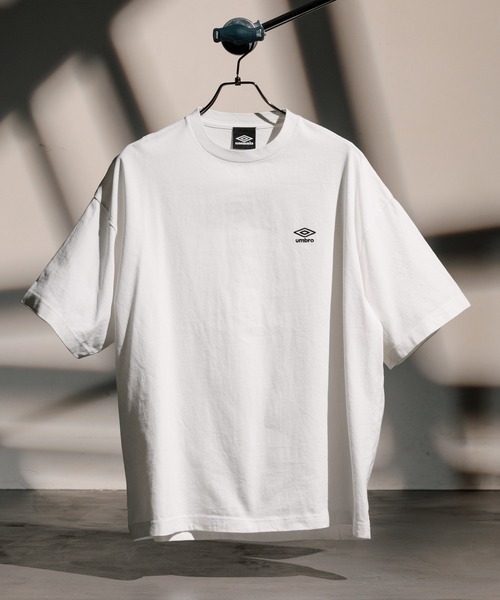 UMBRO（アンブロ）の「UMBRO/アンブロ 別注 UMBRO ピグメントクルーネックTシャツ(限定展開)（Tシャツ/カットソー・メンズ・オフホワイト/ブラウン/グレー/ブラック・MEDIUM/LARGE）」の5枚目の写真