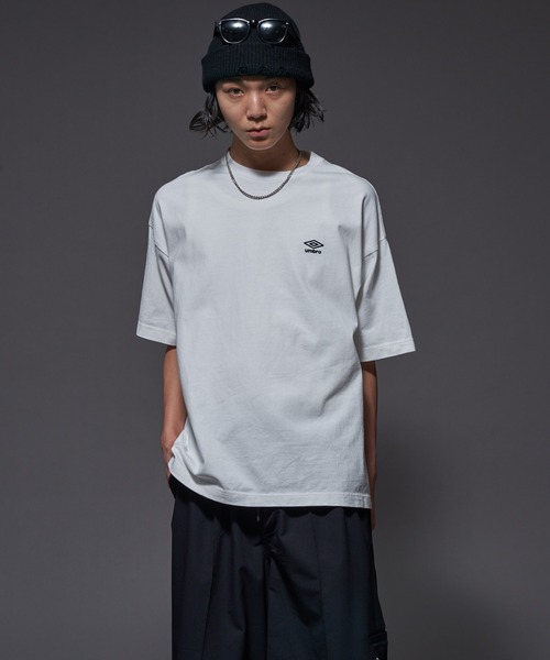 UMBRO（アンブロ）の「UMBRO/アンブロ 別注 UMBRO ピグメントクルーネックTシャツ(限定展開)（Tシャツ/カットソー・メンズ・オフホワイト/ブラウン/グレー/ブラック・MEDIUM/LARGE）」の12枚目の写真