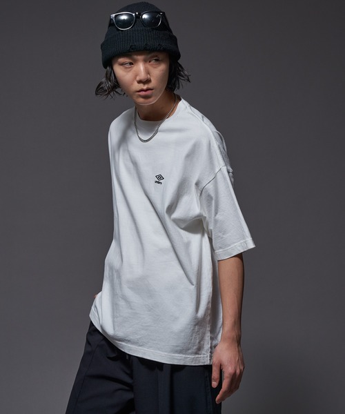 UMBRO（アンブロ）の「UMBRO/アンブロ 別注 UMBRO ピグメントクルーネックTシャツ(限定展開)（Tシャツ/カットソー・メンズ・オフホワイト/ブラウン/グレー/ブラック・MEDIUM/LARGE）」の11枚目の写真