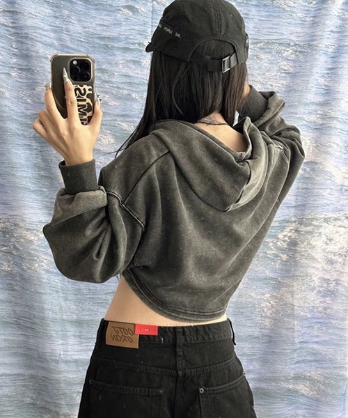 .KOM(ドットコム)の「A'GEM/9 × .kom 『.KOM/ドットケーオーエム』 レイヤードクロップパーカー(パーカー・レディース・チャコールグレー/ブラック・FREE)」の3枚目の写真