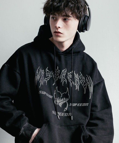 Rocky Monroe(ロッキーモンロー)の「オーバーサイズ ラインストーンロゴプリント ヴィンテージライク 裏起毛スウェットプルオーバーフード付きパーカー(パーカー・メンズ・ブラック・M/L/XL)」の1枚目の写真