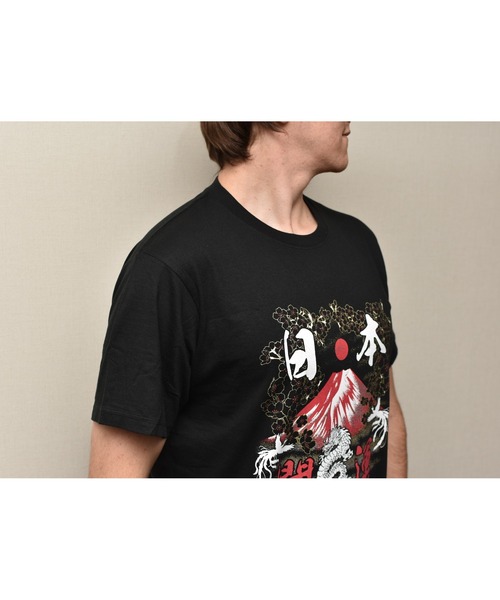 JIN plus(ジンプラス)の「和柄デザイン半袖Tシャツ 開運富士(黒) JINプラス(Tシャツ/カットソー・メンズ・ブラック・SMALL/MEDIUM/LARGE/X-LARGE)」の2枚目の写真