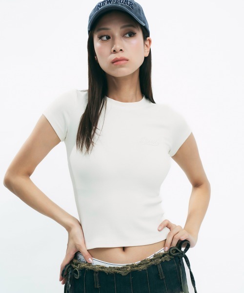 Clum(クルム)の「One point logo cropped top / ワンポイントロゴクロップド丈トップス(Tシャツ/カットソー・レディース・アイボリー/チャコールグレー/ワインレッド・SMALL/MEDIUM)」の4枚目の写真