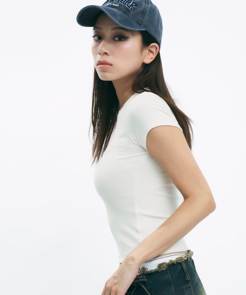 Clum(クルム)の「One point logo cropped top / ワンポイントロゴクロップド丈トップス(Tシャツ/カットソー・レディース・アイボリー/チャコールグレー/ワインレッド・SMALL/MEDIUM)」の6枚目の写真