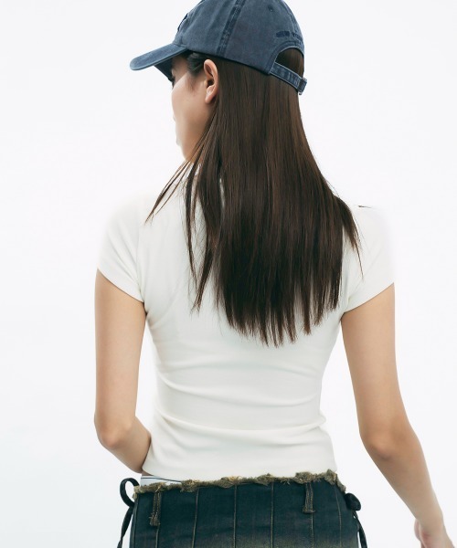 Clum(クルム)の「One point logo cropped top / ワンポイントロゴクロップド丈トップス(Tシャツ/カットソー・レディース・アイボリー/チャコールグレー/ワインレッド・SMALL/MEDIUM)」の7枚目の写真