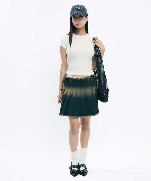 Clum(クルム)の「One point logo cropped top / ワンポイントロゴクロップド丈トップス(Tシャツ/カットソー・レディース・アイボリー/チャコールグレー/ワインレッド・SMALL/MEDIUM)」の8枚目の写真