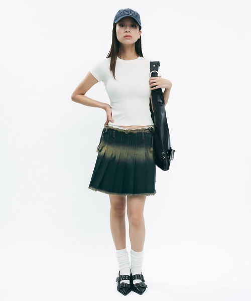 Clum(クルム)の「One point logo cropped top / ワンポイントロゴクロップド丈トップス(Tシャツ/カットソー・レディース・アイボリー/チャコールグレー/ワインレッド・SMALL/MEDIUM)」の9枚目の写真
