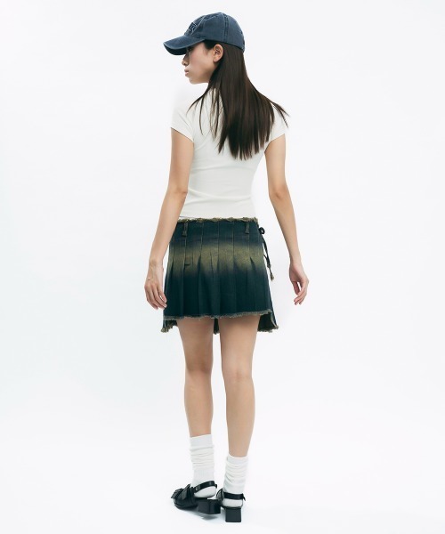 Clum(クルム)の「One point logo cropped top / ワンポイントロゴクロップド丈トップス(Tシャツ/カットソー・レディース・アイボリー/チャコールグレー/ワインレッド・SMALL/MEDIUM)」の12枚目の写真