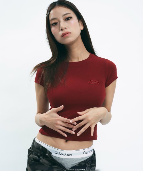 Clum(クルム)の「One point logo cropped top / ワンポイントロゴクロップド丈トップス(Tシャツ/カットソー・レディース・アイボリー/チャコールグレー/ワインレッド・SMALL/MEDIUM)」の13枚目の写真