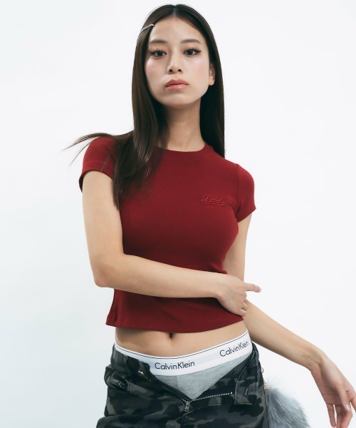 Clum(クルム)の「One point logo cropped top / ワンポイントロゴクロップド丈トップス(Tシャツ/カットソー・レディース・アイボリー/チャコールグレー/ワインレッド・SMALL/MEDIUM)」の14枚目の写真