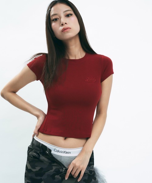 Clum(クルム)の「One point logo cropped top / ワンポイントロゴクロップド丈トップス(Tシャツ/カットソー・レディース・アイボリー/チャコールグレー/ワインレッド・SMALL/MEDIUM)」の15枚目の写真