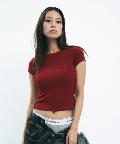 Clum(クルム)の「One point logo cropped top / ワンポイントロゴクロップド丈トップス(Tシャツ/カットソー・レディース・アイボリー/チャコールグレー/ワインレッド・SMALL/MEDIUM)」の17枚目の写真