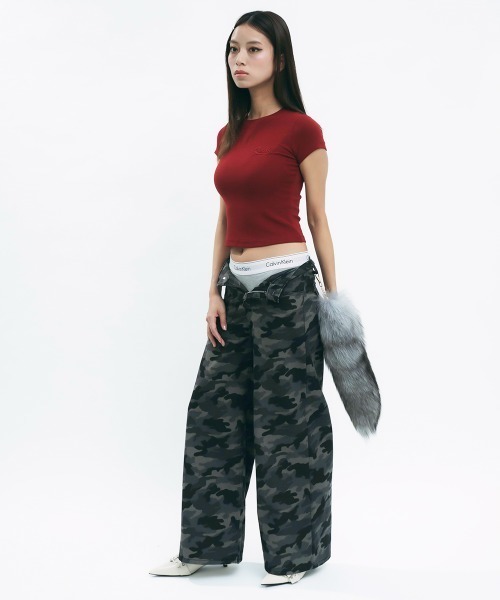 Clum(クルム)の「One point logo cropped top / ワンポイントロゴクロップド丈トップス(Tシャツ/カットソー・レディース・アイボリー/チャコールグレー/ワインレッド・SMALL/MEDIUM)」の22枚目の写真