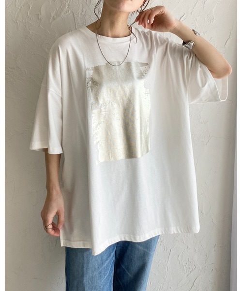 She's Closet(シーズクローゼット)の「オーバーサイズヴィンテージロゴ半袖メタリック箔プリントTシャツ(Tシャツ/カットソー・レディース・スミクロ/アイボリー/オフホワイト・FREE)」の4枚目の写真