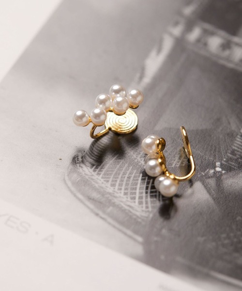 yu-ka(ユーカ)の「YU-KA:パールブーケイヤリング Pearl bouquet earring(イヤリング・レディース・ゴールド・FREE)」の2枚目の写真