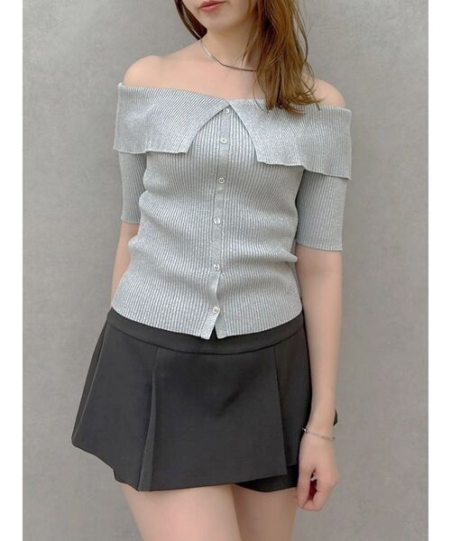 dazzlin(ダズリン)の「2WAYボタンオフショルニットトップス(ニット/セーター・レディース・オフホワイト/グレー/レッド/ピンク・FREE)」の1枚目の写真