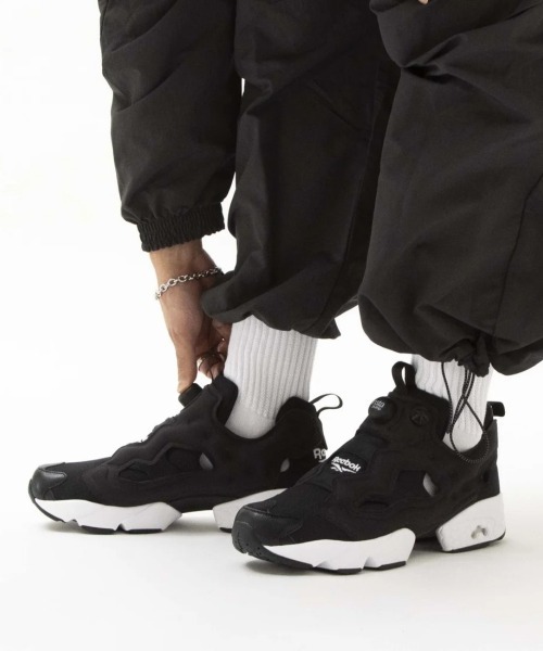 Reebok(リーボック)の「REEBOK INSTAPUMP FURY 94(リーボック インスタポンプフューリー 94)(スニーカー・メンズ・ブラック×ホワイト/ホワイト/オフホワイト/ブラック・23cm/23.5cm/24cm/24.5cm/25cm/25.5cm/26cm/26.5cm/27cm/27.5cm/28cm/28.5cm/29cm)」の4枚目の写真