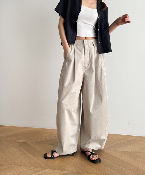 CANAL JEAN（キャナルジーン）の「El mar　コットンタックワイドパンツ（その他パンツ・レディース・ベージュ/ブラック・SMALL/MEDIUM）」の2枚目の写真