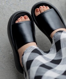 HUG.U（ハグユー）の「厚底サンダル（サンダル）」