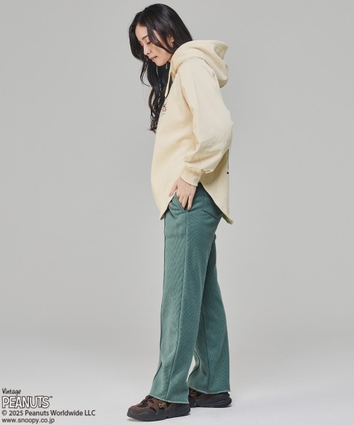 KRIFF MAYER Lady's Collection(クリフメイヤーレディースコレクション)の「刺繍スヌーピー裏起毛パーカー(パーカー・レディース・チャコール/カラフル/グリーン/ナチュラル/ベージュ・MEDIUM/LARGE)」の8枚目の写真