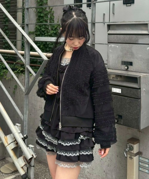 Candy Stripper（キャンディストリッパー）の「OVERLAPPED FRILL ブルゾン（ブルゾン・レディース・スモークピンク/ブラック/オフホワイト・FREE）」の6枚目の写真