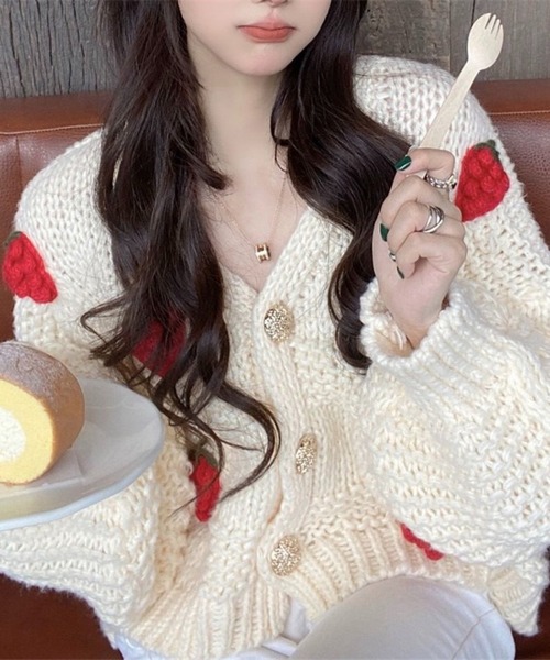 SHOUYO(ショウヨウ)の「いちご刺繍オーバーサイズニットカーディガン/ガーリー(カーディガン/ボレロ・レディース・ピンク/オフホワイト・M)」の6枚目の写真