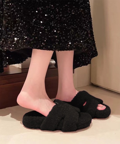 LOWO(ロワ)の「ボア フラットサンダル 秋 冬(サンダル・レディース・ベージュ/ブラウン/レッド/ブラック・36/37/38/39/40)」の2枚目の写真